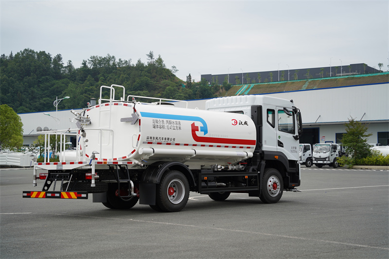 【汉成牌】东风股份D9-170马力洒水车 13方（燃油车）